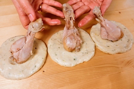 Фото к рецепту: Куриная голень в картофельном тесте