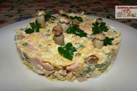 Салат с ветчиной, грибами и сыром