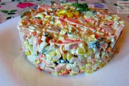 Салат с курицей, ветчиной и овощами