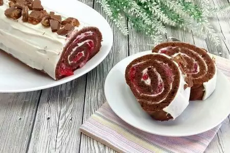 Шоколадный рулет с кремом и клубникой