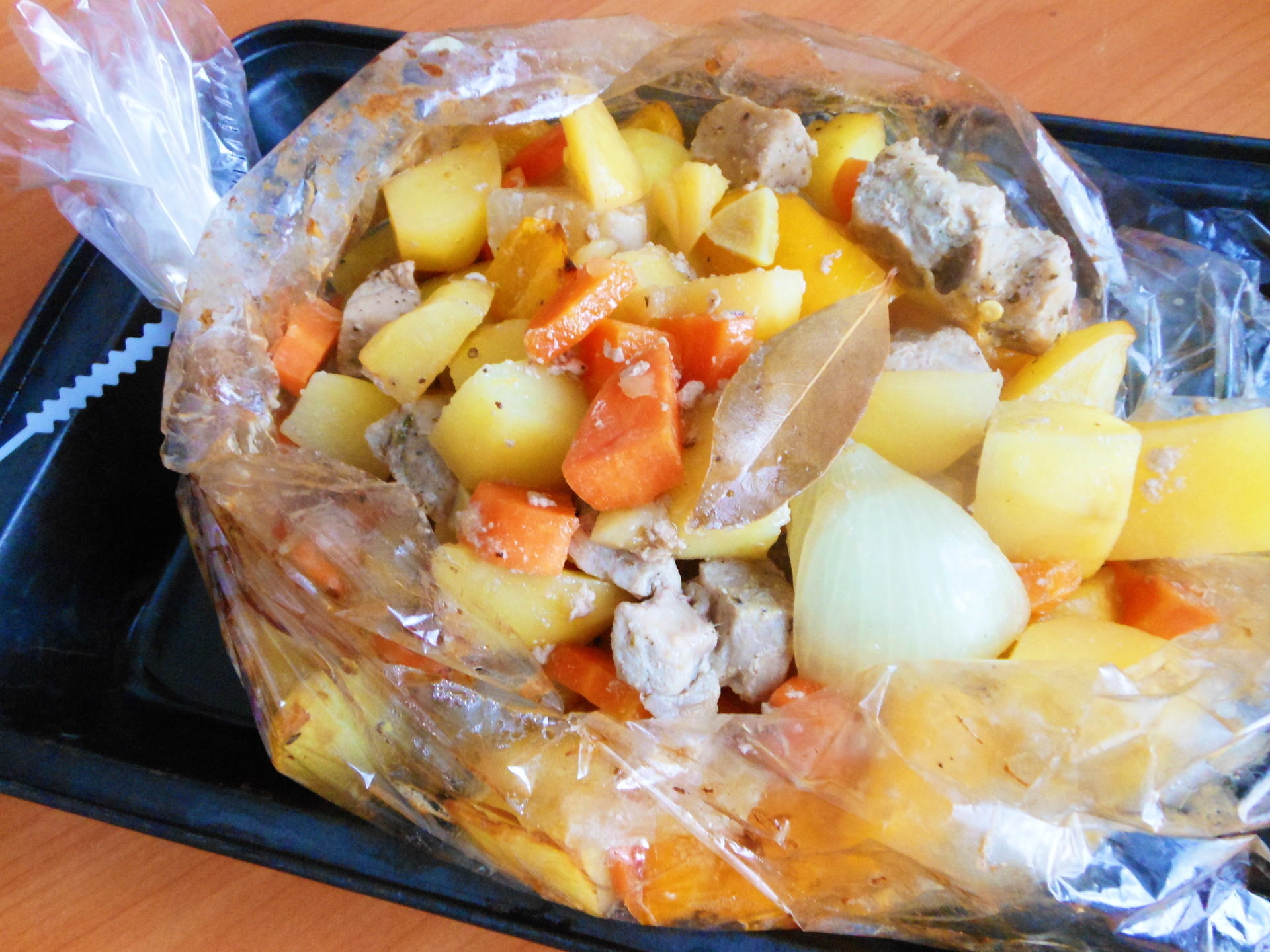Картошка с овощами в рукаве