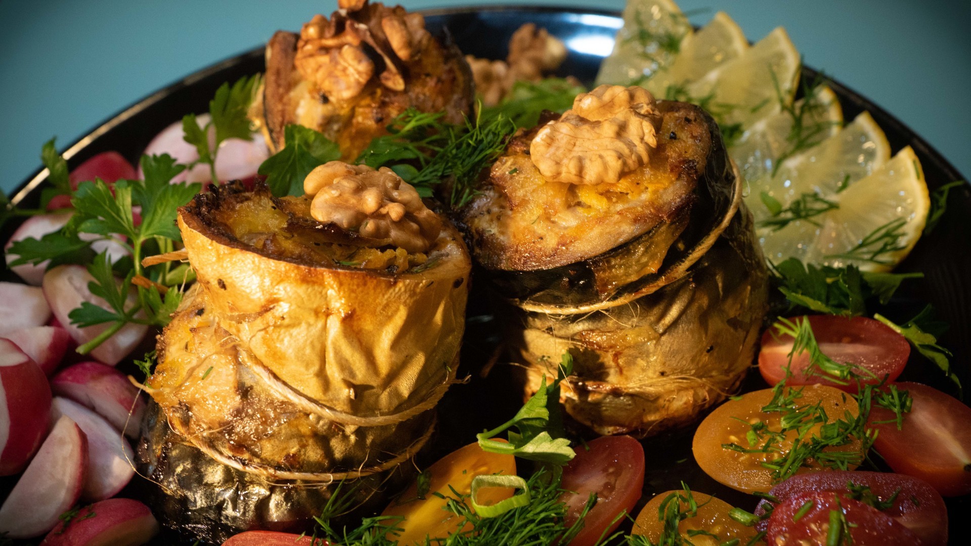 Скумбрия, фаршированная сыром и грецкими орехами