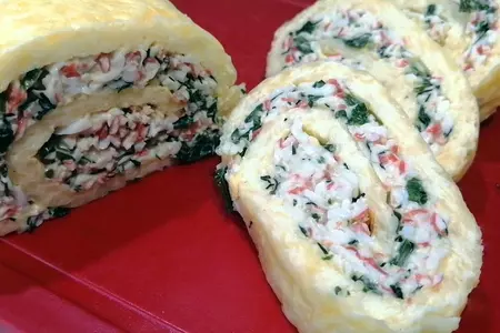 Сырный рулет с крабовыми палочками и яйцом