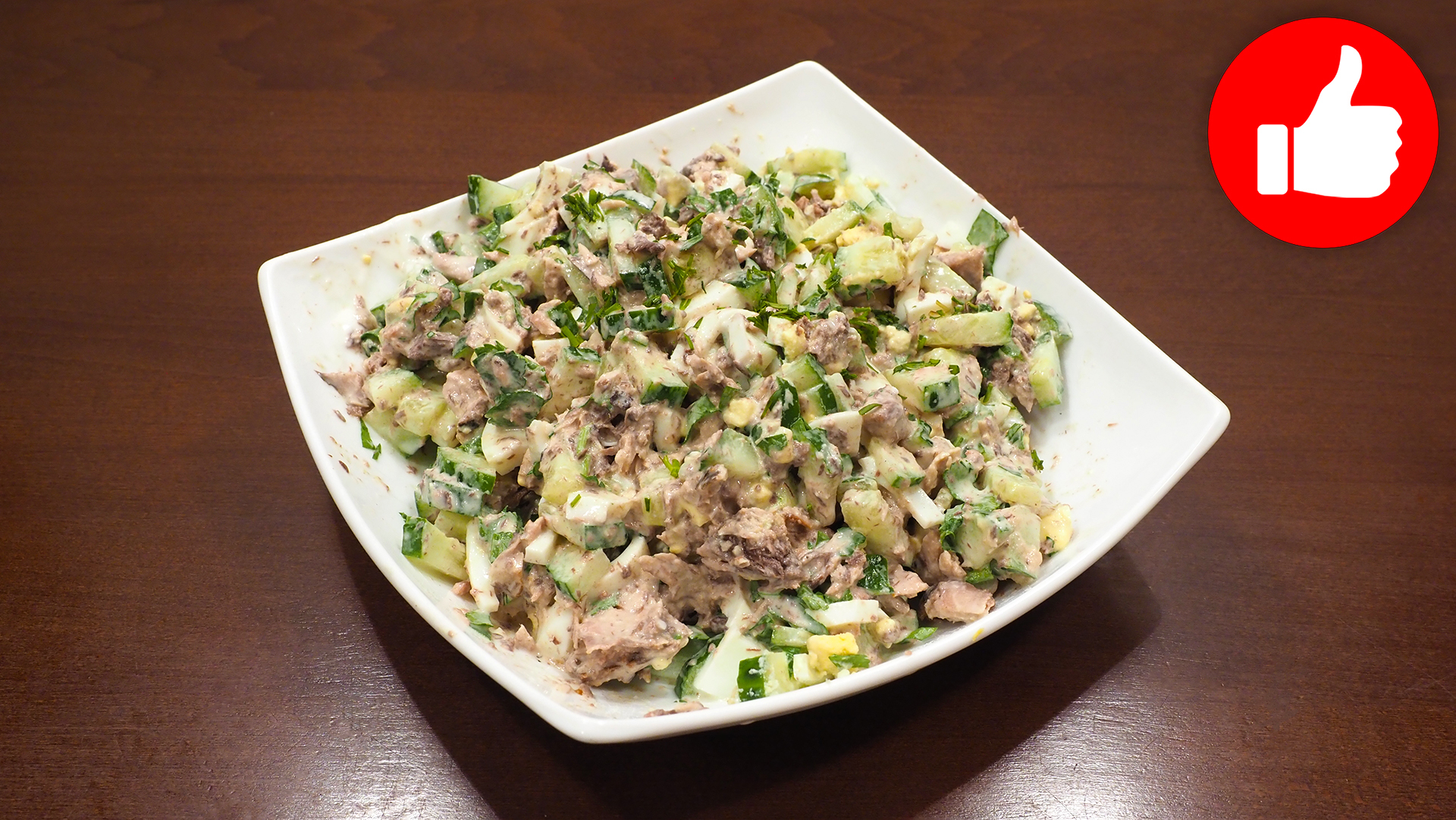 Салат из тунца с огурцом и яйцами