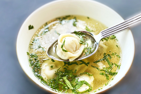 Фото к рецепту: Простой суп с пельмешками