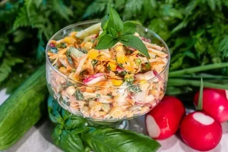 Салат из редиса, моркови и огурца с кукурузой