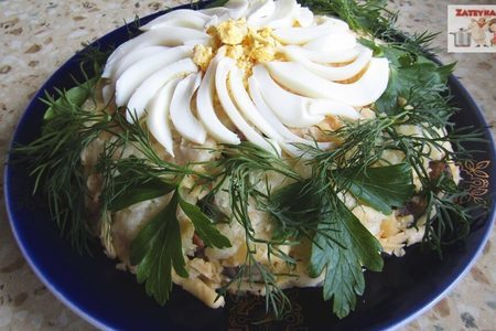 Фото к рецепту: Слоеный салат «ромашка» с ветчиной и грибами
