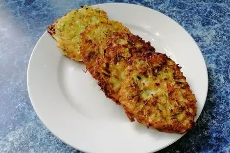 Кабачковые оладьи с морковью и сыром