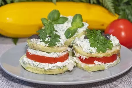 Закуска из жареных кабачков с помидорами и творогом