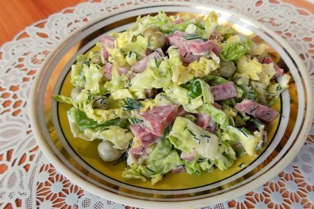 Салат из савойской капусты,зелёного горошка и пряной зелени.
