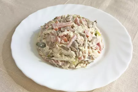 Салат "сказка" с курицей и грибами