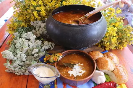 Борщ черниговский с кабачками и яблоками томленый в печи в чугунке