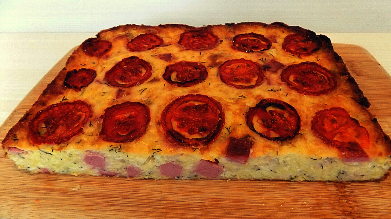 Пирог с колбасой сыром томатами