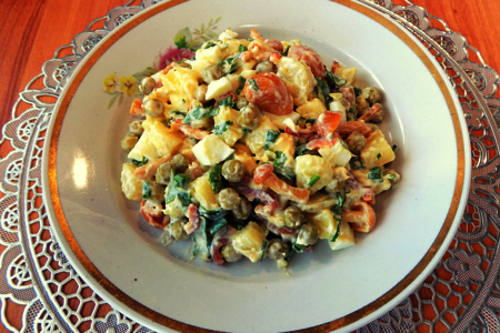 Фото к рецепту: Картофельный салат с маринованными грибами и яйцом
