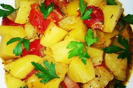 Фото к рецепту: Картошка в духовке с овощами