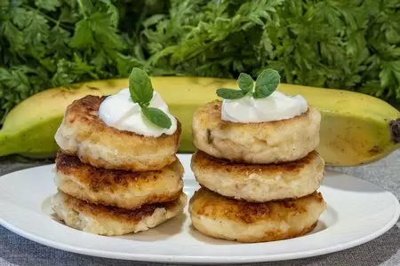 Сырники из домашнего творога с манкой и бананом