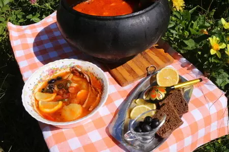 Солянка мясная в чугунке, простой рецепт с копчеными ребрышками