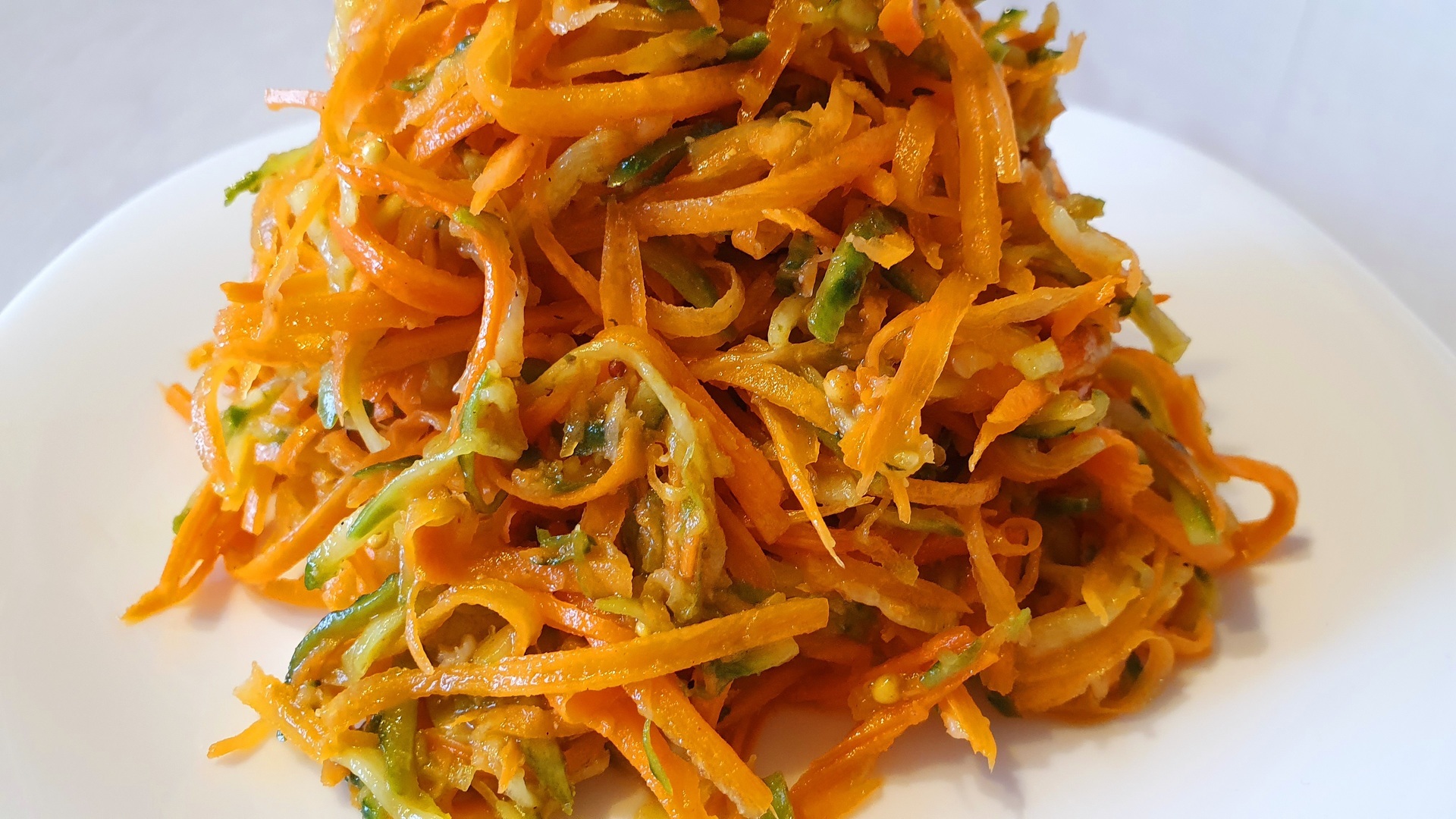 Салат из соленых огурцов с морковью на растительном масле