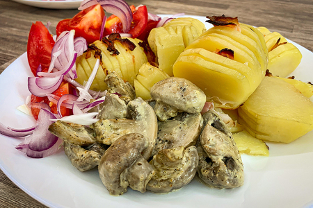Фото к рецепту: Запеченный картофель с беконом и грибами