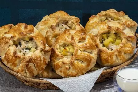 Курники с курицей и картошкой из слоеного теста в духовке