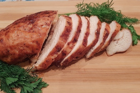 Фото к рецепту: Куриное филе, запеченное в двух соусах в духовке