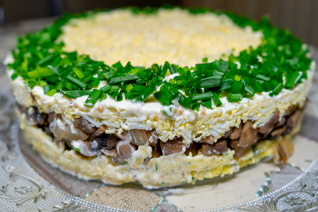 Праздничный слоеный салат с курицей, грибами, сыром и яйцом, рецепт с фото и видео — эталон62.рф