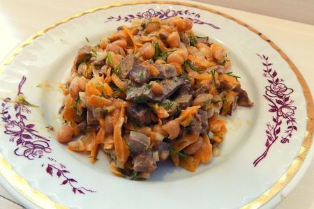 Салат с говяжьей печенью, морковью и огурцами