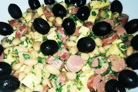 Фото к рецепту: Бюджетный салат с сосисками и фасолью
