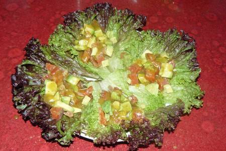 Фото к рецепту: Салат с авокадо и лососем