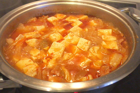 Фото к рецепту: Кимчи тиге - острый корейский суп со свининой и кимчи