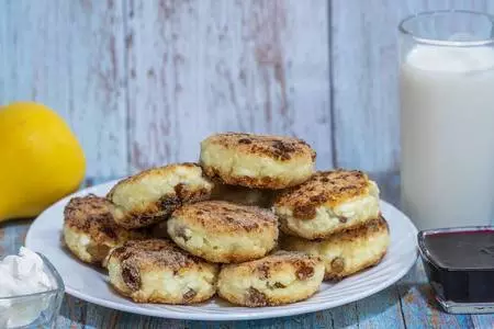 Творожные сырники без муки, с изюмом и манкой