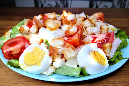 Фото к рецепту: Салат "цезарь" с курицей и сухариками по классическому рецепту