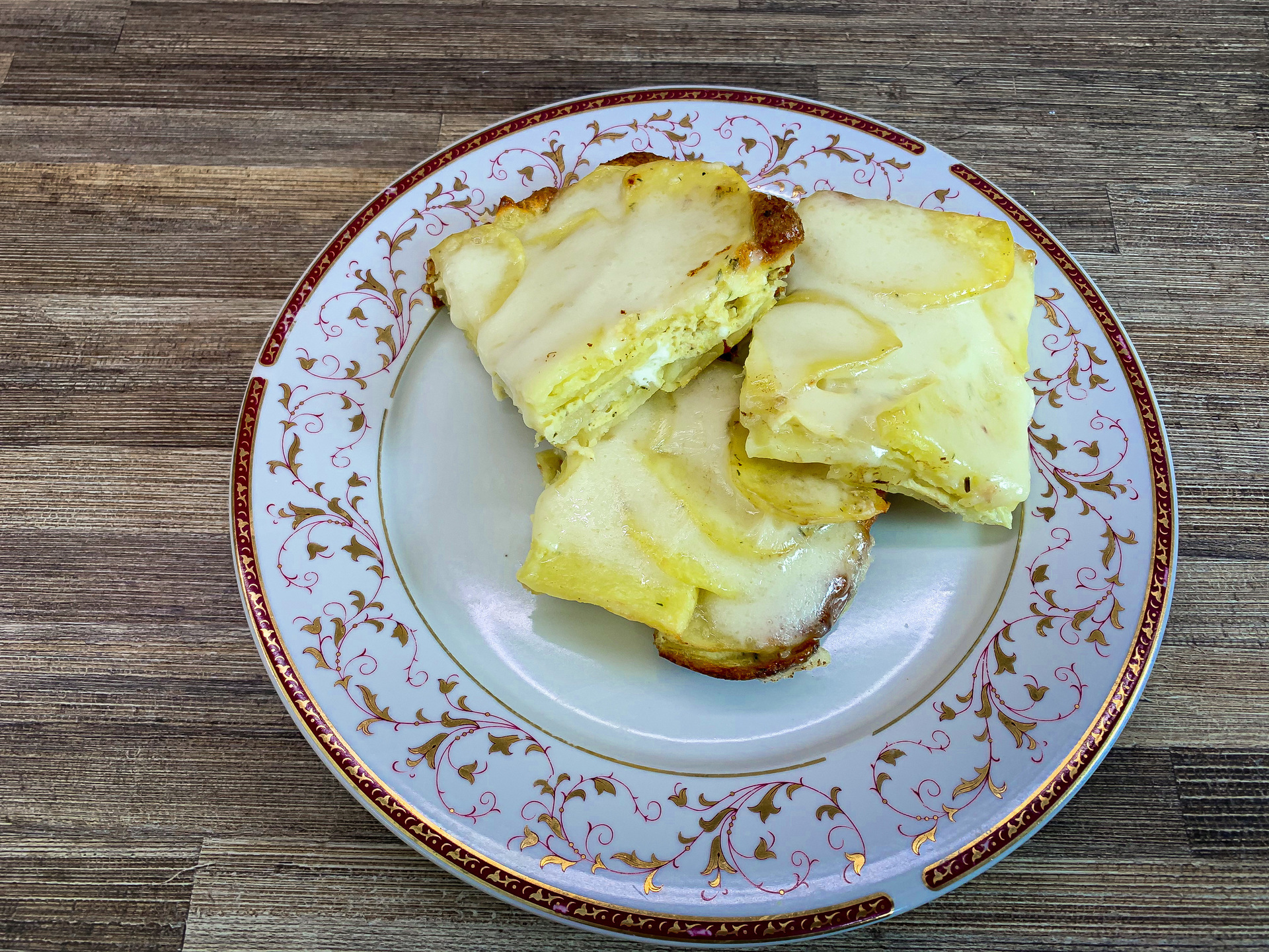 Слоеный картофель. Картофель в духовке с прослойкой из масла сливочного. Как приготовить картошку в духовке с маслом и солью пополам.