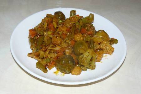 Фото к рецепту: Замороженные овощи на сковороде