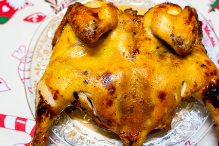 Фото к рецепту: Курица целиком в духовке