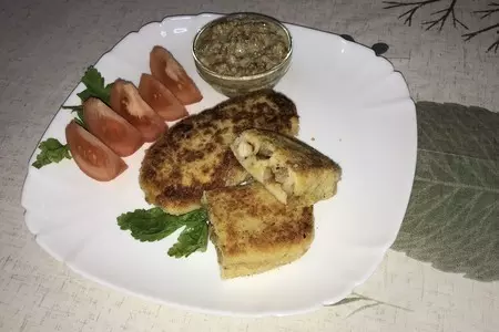 Картофельные зразы с курицей и грибным соусом