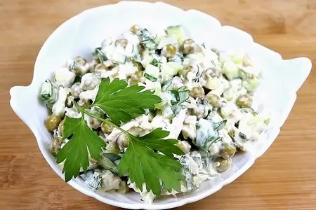 Салат с курицей, огурцом и зелёным горошком