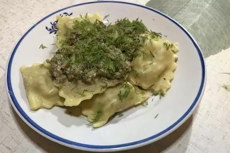 Равиоли с курицей и грибным соусом