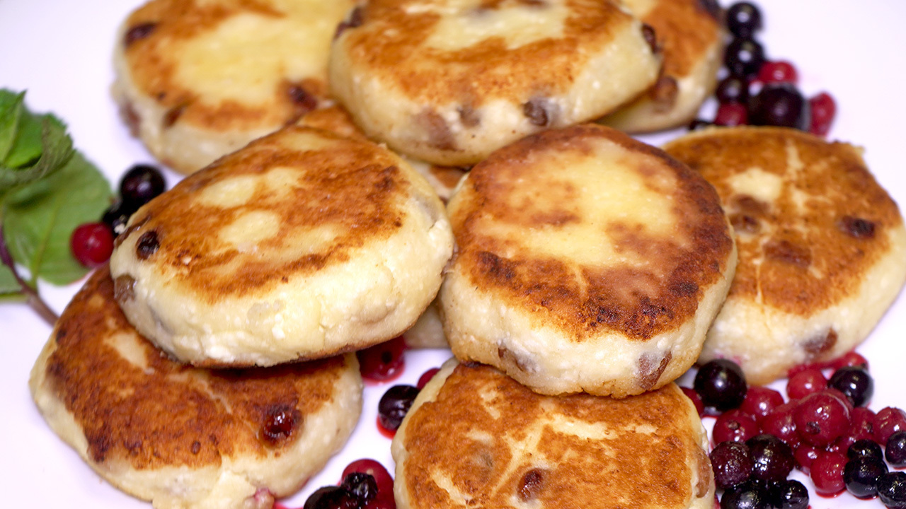 Сырники из творога манки и изюма. Сырники с изюмом. Творог с изюмом. Сырники из творога с изюмом реальное фото. Полу песочным тестом творожники с изюмом.