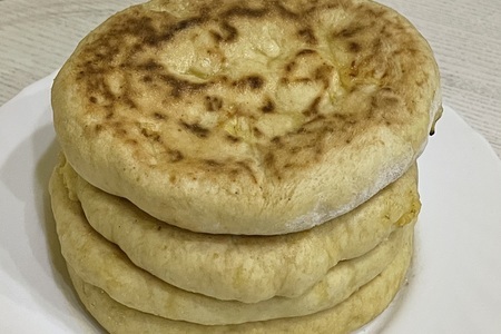 Фото к рецепту: Хачапури с сулугуни на сковороде, простой рецепт лепешки с сыром