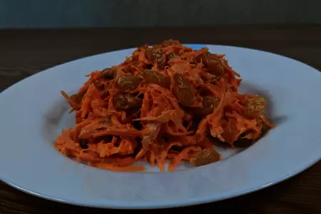 Фантастический салат из моркови с изюмом