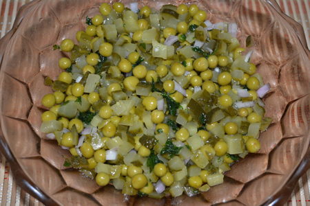 Салат с маринованными огурцами, луком и зеленью