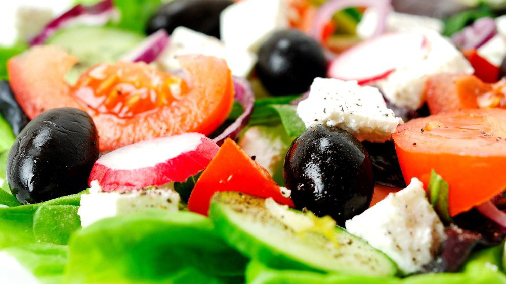 Греческий салат рецепт классический пошаговый рецепт с маслинами и листьями салата фото