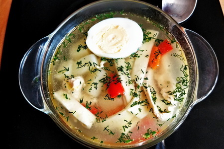 Фото к рецепту: Куриный суп с домашней яичной лапшой
