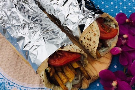Фото к рецепту: Уличная еда - греческая лепешка гирос