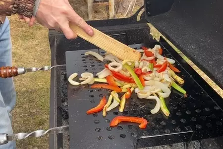 Теплый гриль-салат с кальмарами