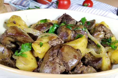 Куриная печень с яблоками и луком