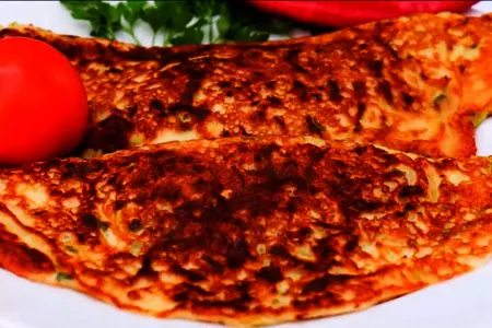 Фото к рецепту: Чебуреки из кабачков с нежной начинкой со сливочным вкусом