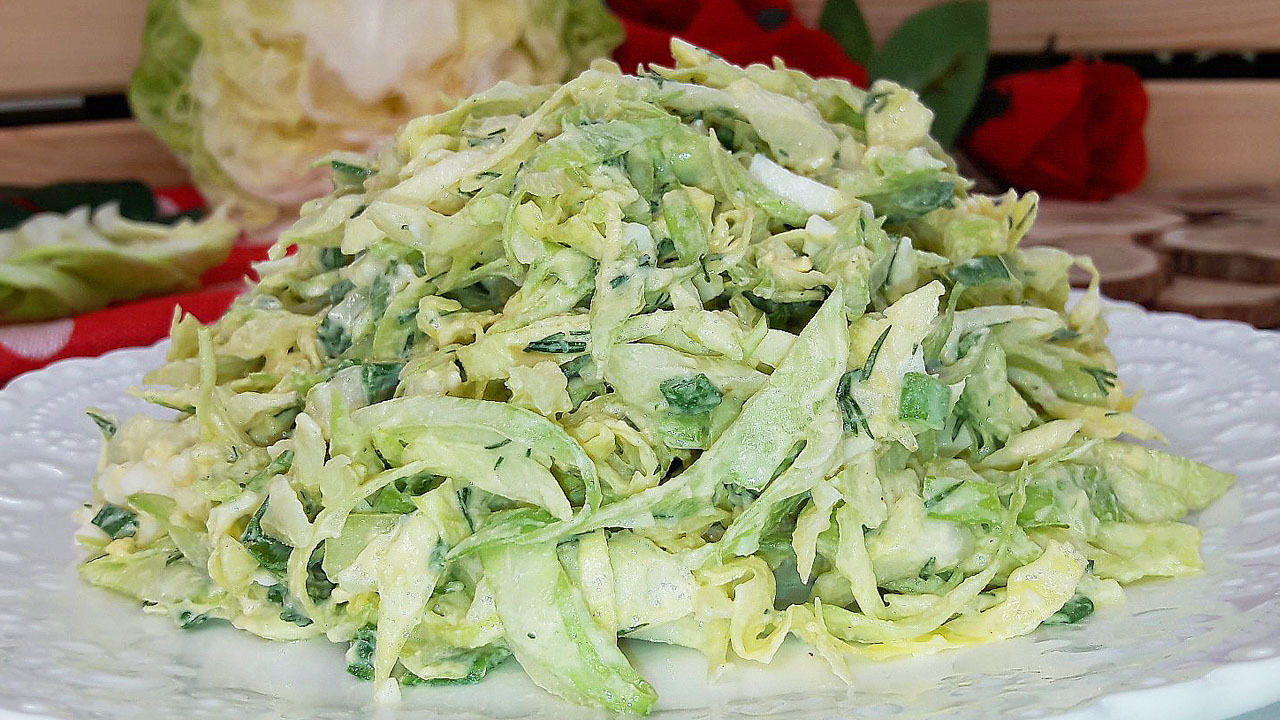 Капустный овощной салат с чесноком и майонезом