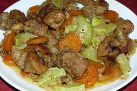 Мясо с кабачками и овощами